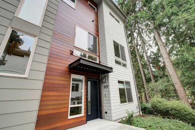 Building Photo - 4Bd/3Ba Bellevue Townhouse