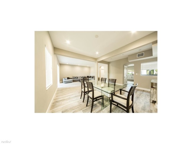 Building Photo - 4550 Royal Palm Ave