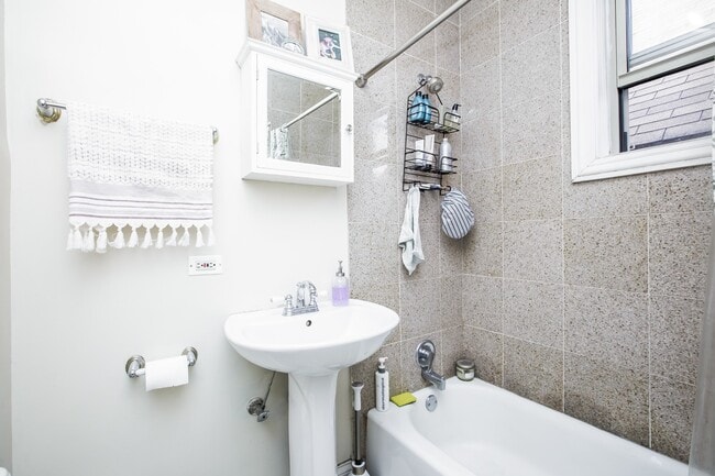 Foto del edificio - 1bed/1bath, PLUS OFFICE in Bucktown! Central Air, Dishwasher! Free Laundry!