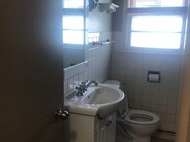 Building Photo - 1016 Vine St. is a cute 2 bedroom 1 bathroom