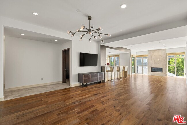 Foto del edificio - 447 N Doheny Dr