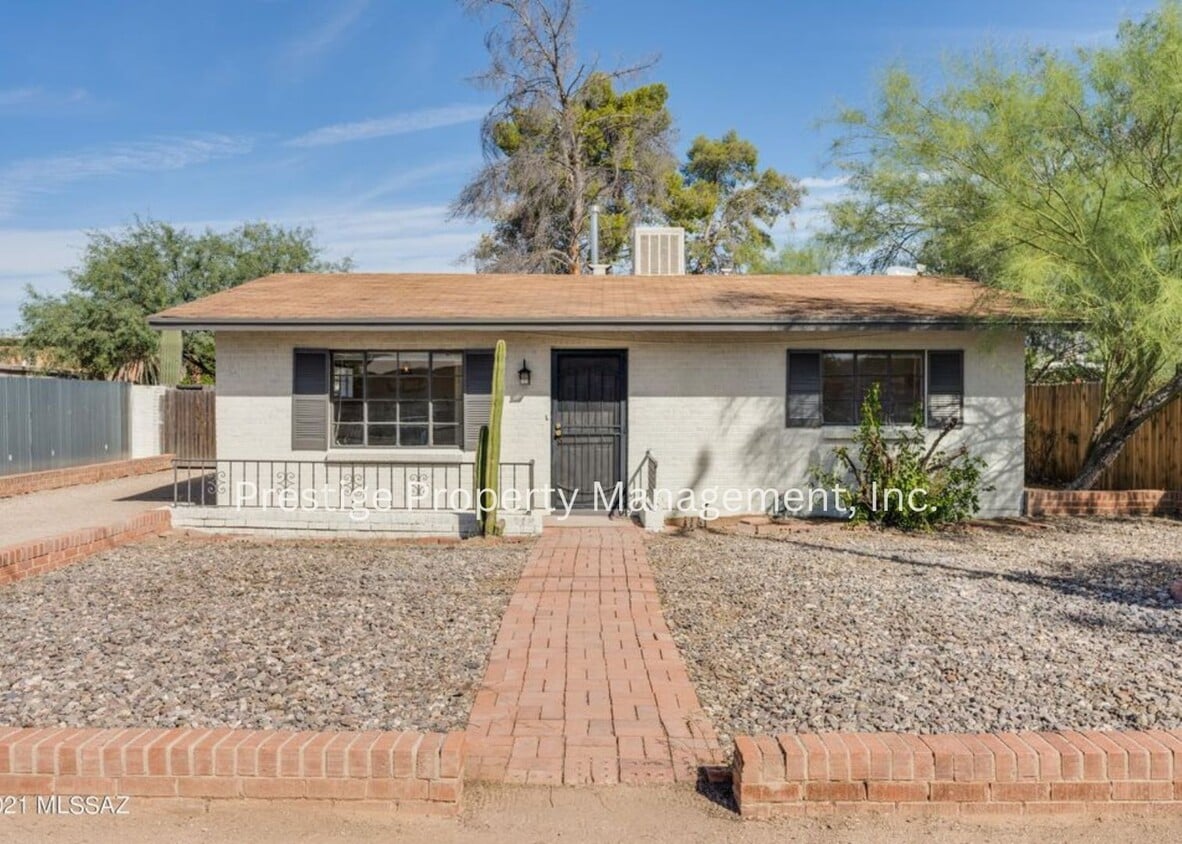 Charming, Updated Brick Home in Central Tucson with Huge Yard! - Charming, Updated Brick Home in Central T...