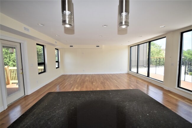Building Photo - 1614 Beacon St
