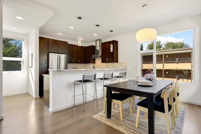 Building Photo - Lovely Ravenna 3bdrm/2.5 bath detached townhome  with 2 parking spaces.  - Available 8/1