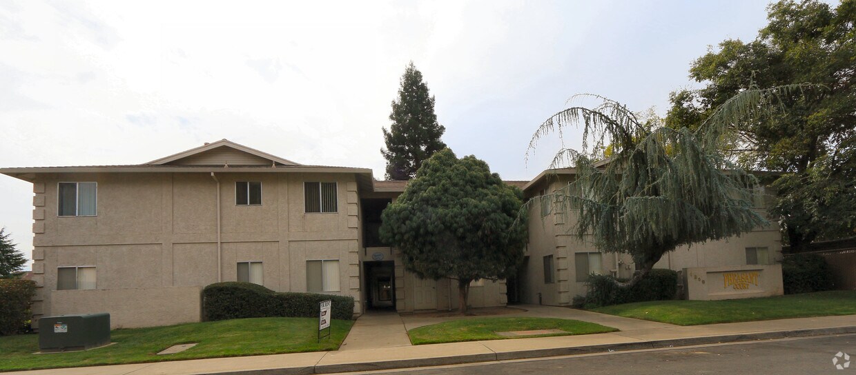 Entrada - Pheasant Court Apartments