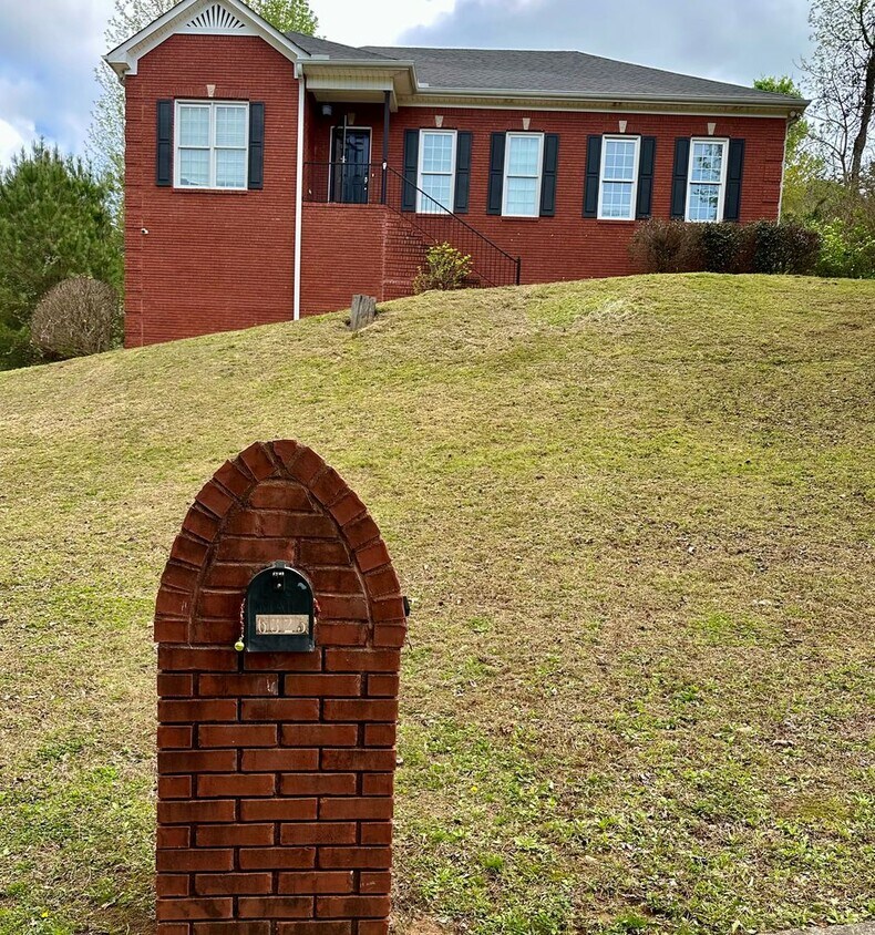 Foto principal - 4BR/3BA - 2 Car Garage Home Available in T...