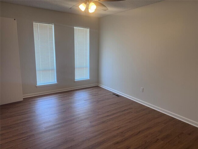 Foto del edificio - 425 Meadow Lake Dr
