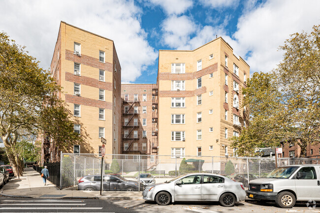 Building Photo - Crestwood Apartment