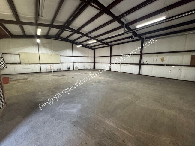 Foto del edificio - 1,600 Sq Ft Shop Space in Midway, AR – Inc...