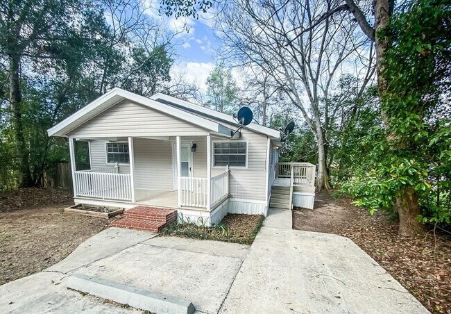 Foto del edificio - Gorgeous 3bed 1 and a half bath home.