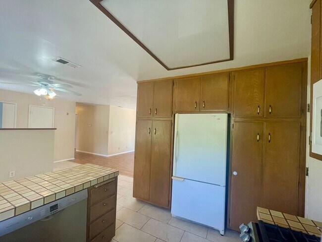 Foto del edificio - Three Bedroom Home in the Turnpike Foothills - Available Mid August
