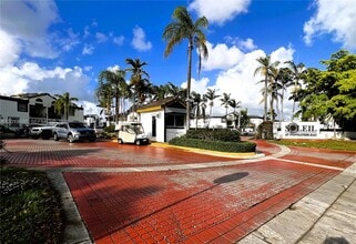 Building Photo - 9715 Fontainebleau Blvd