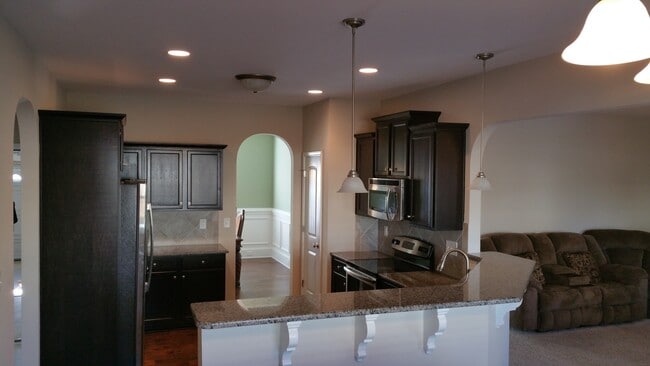 Building Photo - Big Beautiful and Available