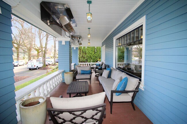 Foto del edificio - Grand 1910 Irvington 6 Bedroom Craftsman Home on Oversized Lot