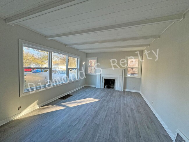 Building Photo - Gorgeous 2 bedroom, 1 bath home in a great...