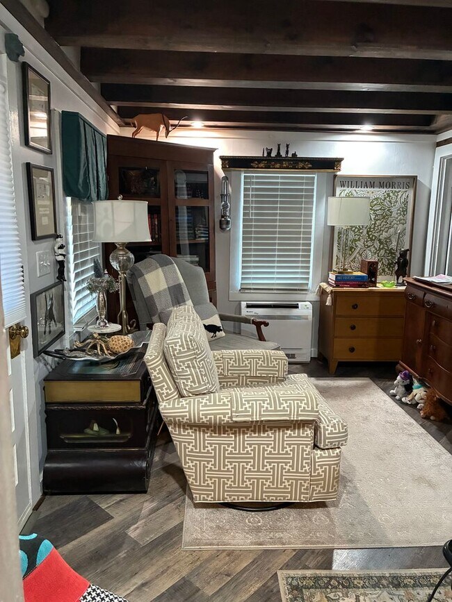 Foto del edificio - Adorable Tiny Home in the heart of Williamsburg literally steps to W&M Law School Available 3/1/26