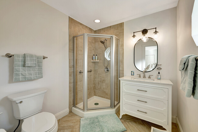 Studio Bathroom - 1525 Wyn Cove Dr