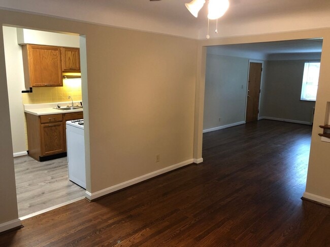 Building Photo - 5562 Beechmont Ave