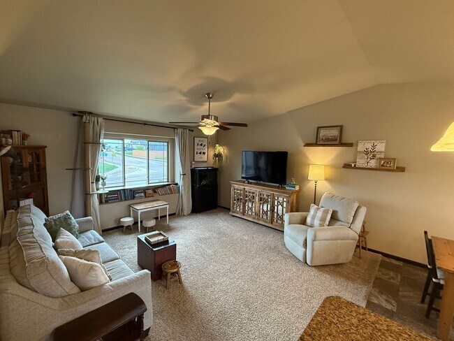 Foto del edificio - 4 Bedroom, 3 Bathroom Home for Rent