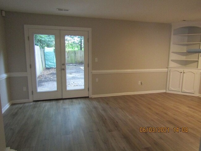 Building Photo - 17 Colonial Way