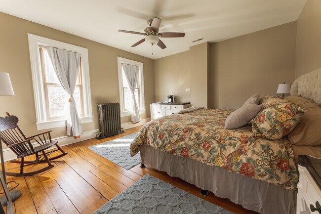 Natural light and Victorian Mansion Views - 203 10th St S