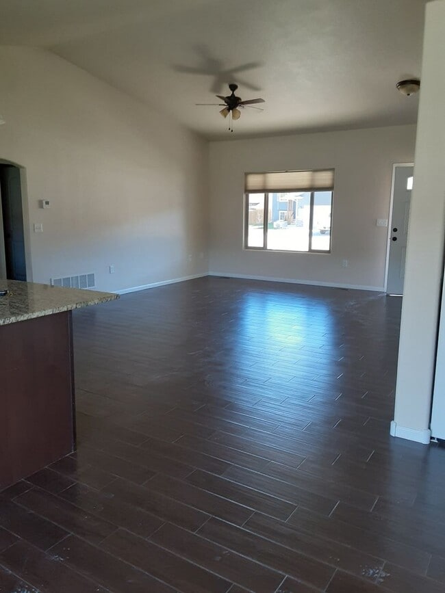 Foto del edificio - 3 Bedroom, 2 Bath Home with Attached 2-Car...