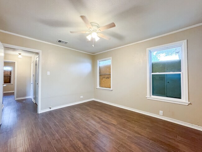 Foto del edificio - 4116 Robert L Parish SR Ave