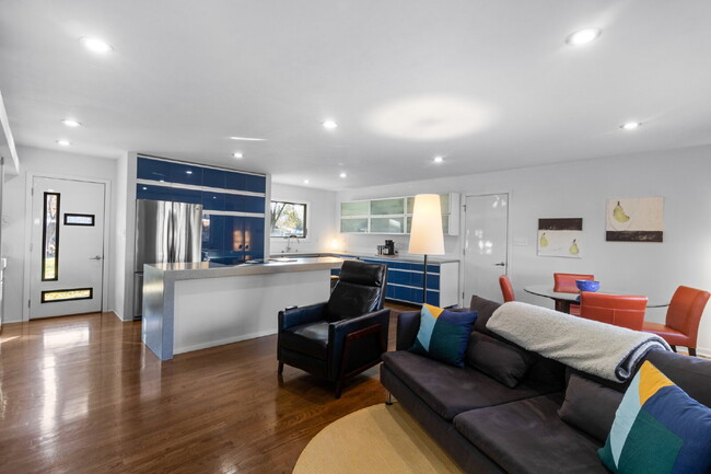 Foto del edificio - Updated 3 Bedroom Home in Wooded Carmel Ne...