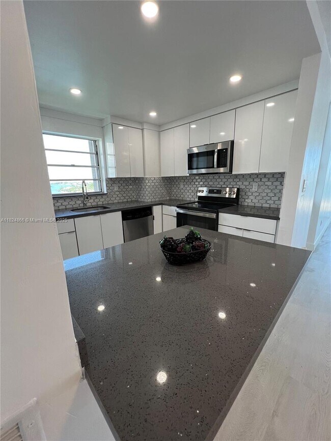Foto del edificio - 1865 79th Street Causeway