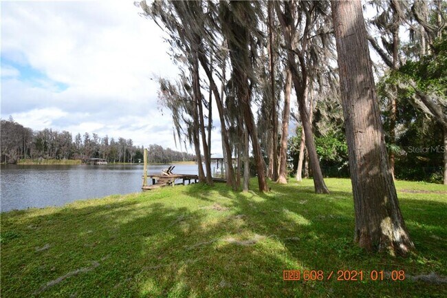 Foto del edificio - 21864 Pineywood Dr