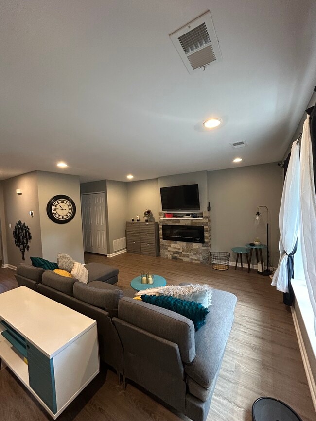 Building Photo - 448 Saint Giles Ct