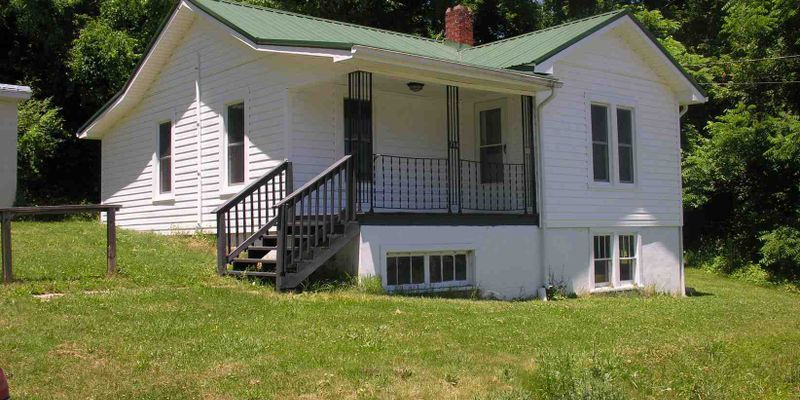 Primary Photo - 716 Park Ave