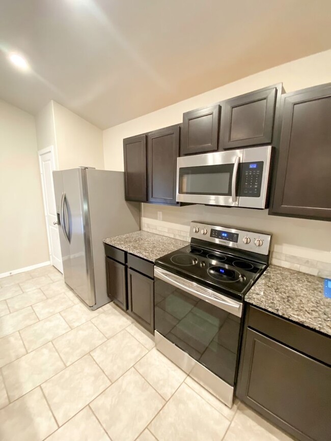 Building Photo - Beautiful 3/2/2 in Bell Farms!
