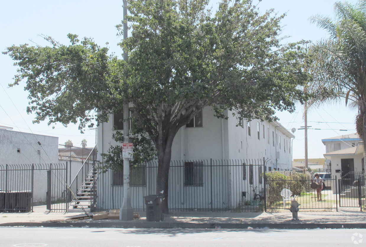 Building Photo - 528 W Florence Ave