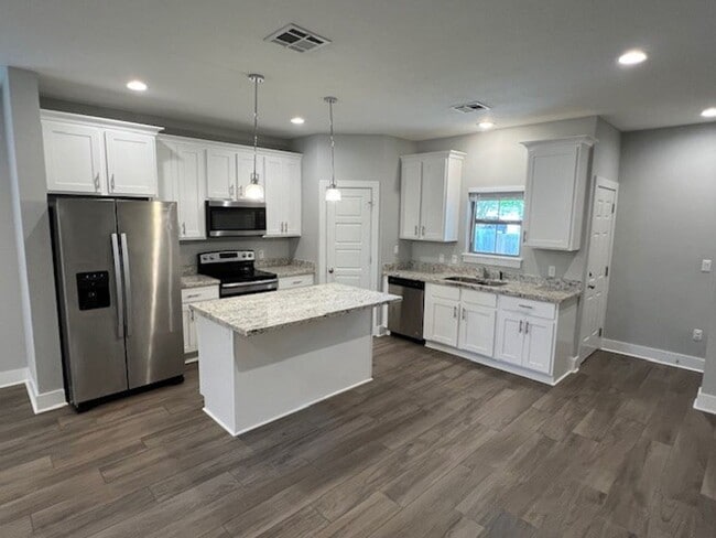 Building Photo - 3 Bedroom 2.5 Bath Townhome Available in S...