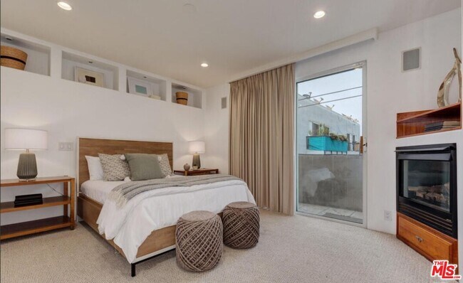 Foto del edificio - 3711 Ocean Front Walk
