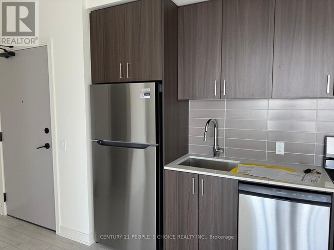 Photo du bâtiment - 8020 Derry Rd