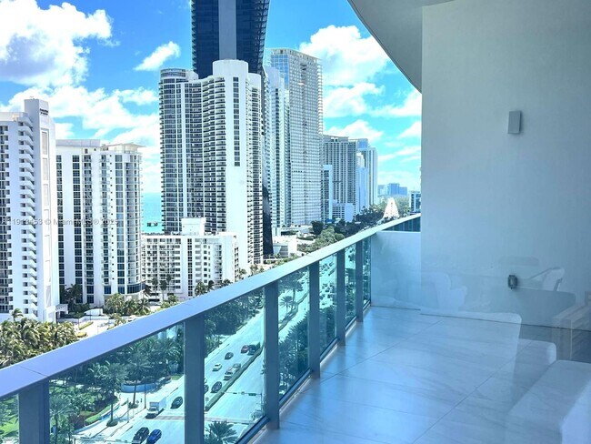 Foto del edificio - 17550 Collins Ave