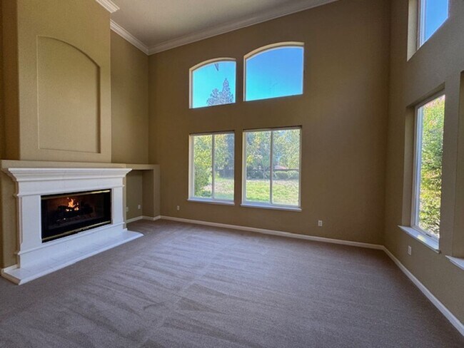 Foto del edificio - Gorgeous 5 bedroom + office, 4.5 bath Alam...