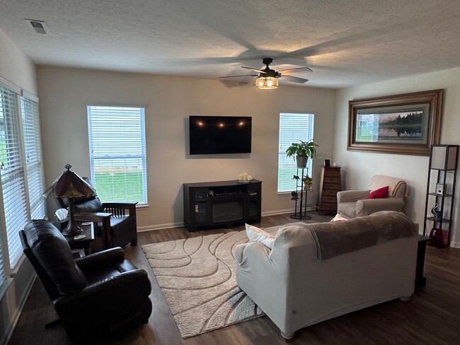 Foto del edificio - 4288 Red Barn Dr