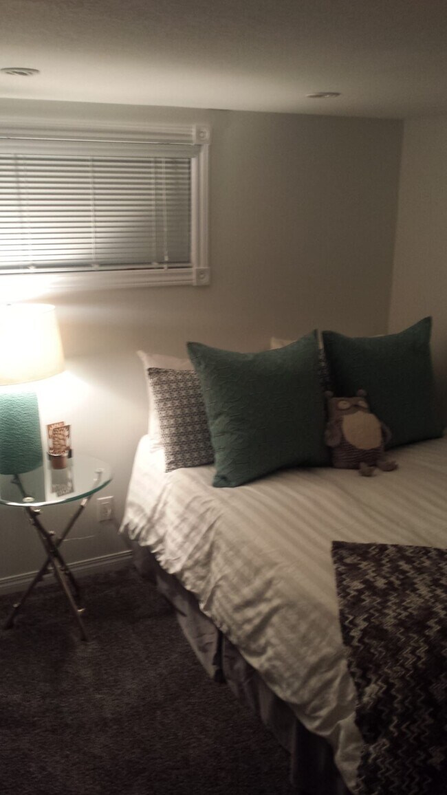 Photo du bâtiment - 4 Bed 2 Bath Unit in Red Deer, AB