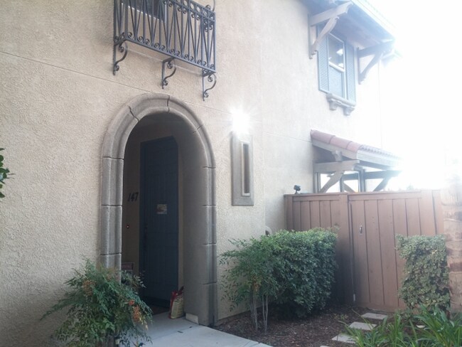 Building Photo - Two Story 3 Bedroom Condo in Gated Community!