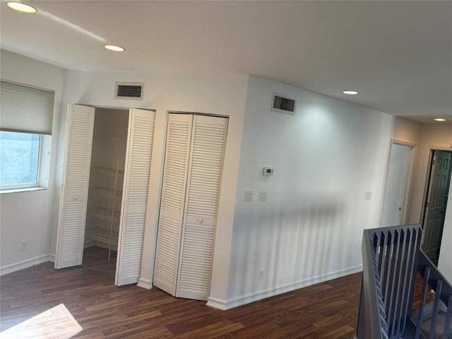 Building Photo - 101 SE 15th Ave