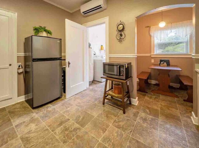 Comedor y lavandería - 925 Parkview Ave