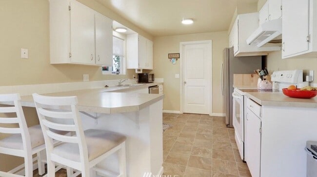 Building Photo - Adorable one level living