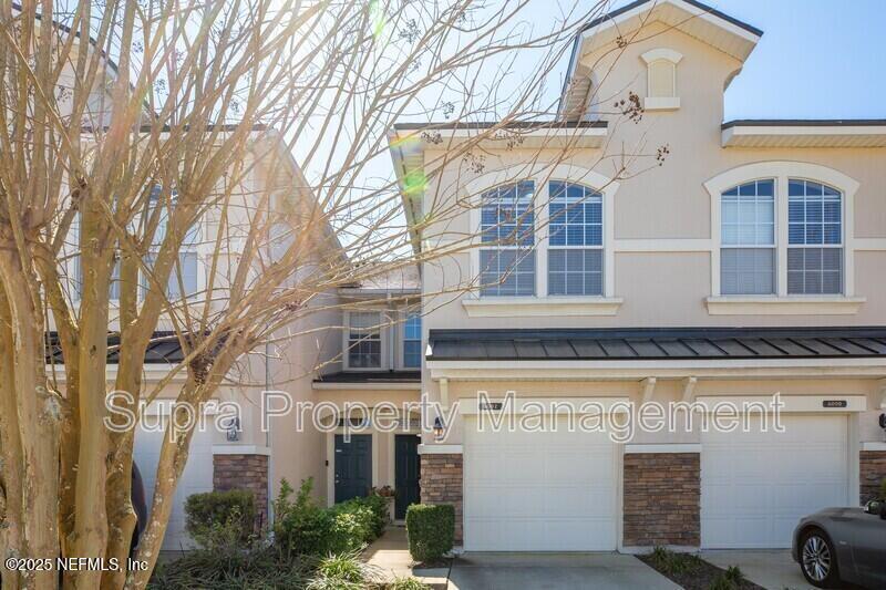 Foto principal - 6092 Bartram Village Dr