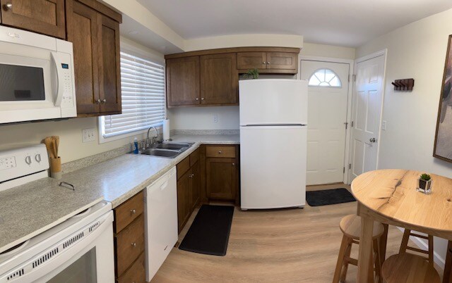 Building Photo - 428 Laverne Dr