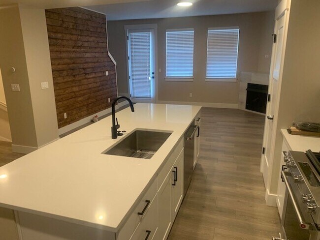 Foto del edificio - 3 Bed/3 Bath Modern and Luxurious Townhome in NE Bend