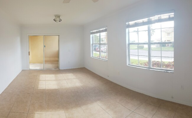 Foto del edificio - 1040 Villagio Cir