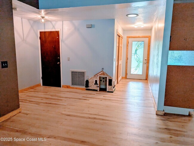 Foto del edificio - 1235 Pine Island Rd